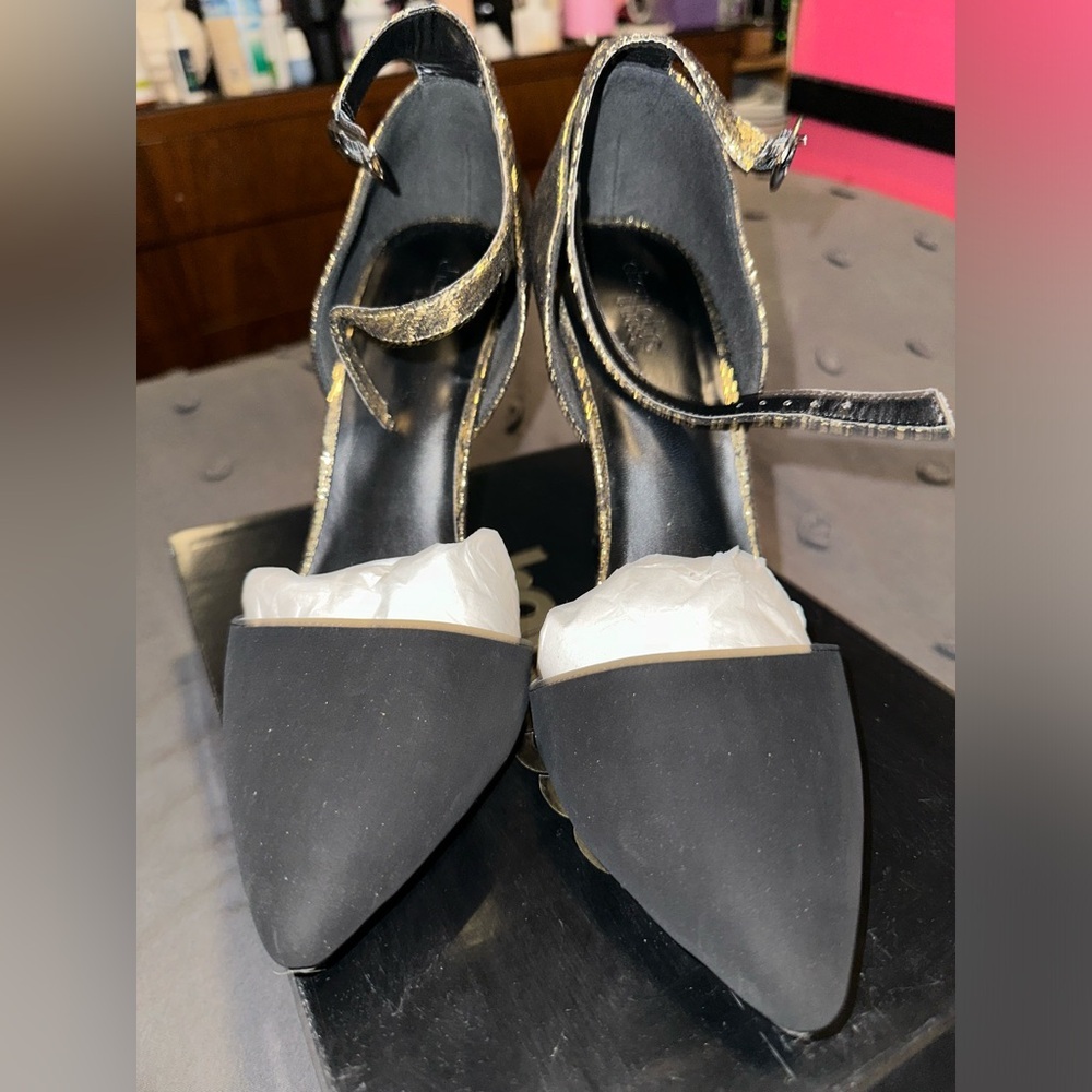 Charolette Russe Black & Gold Pumps Size 9 - Picture 6 of 7